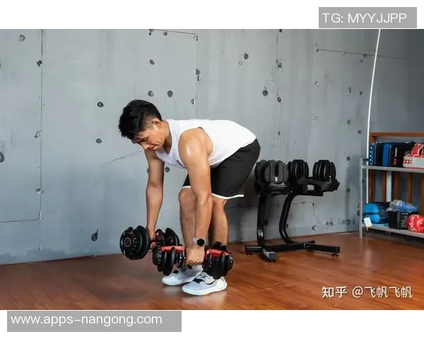 单手哑铃划船的正确姿势与技巧解析助你打造完美背部肌肉线条